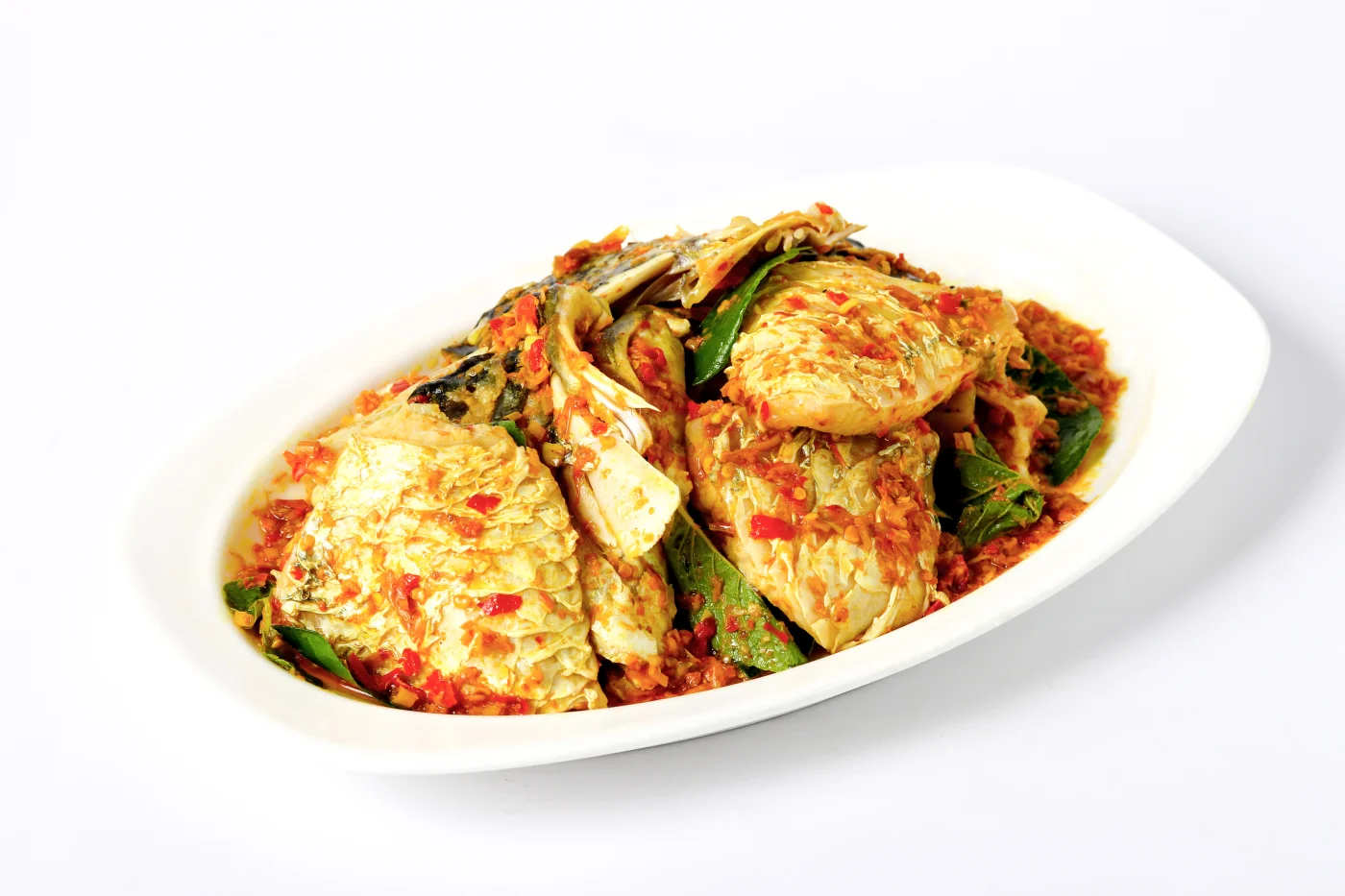 หัวปลาผัดเผ็ด-FISHS-HEAD-IN-SPICY-THAI-YELLOW-CURRY-SOUTHERN-STYLE.webp