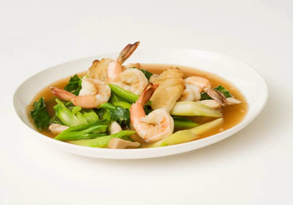 ก๋วยเตี๋ยวราดหน้าหมู กุ้ง ไก่ RICE NOODLE IN THICK GRAVY (CHOICE OF PORK, SHRIMP, CHICKEN)