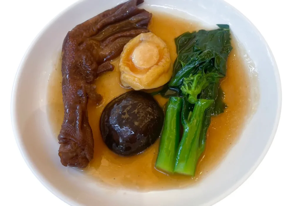 ขาห่านน้ำแดงเป๋าฮื้อ STEAMED GOOSE WEBS WITH ABALONE IN BROWN SAUCE