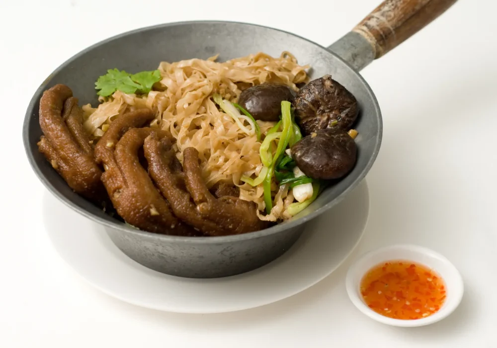 ขาห่านอบบะหมี่ BRAISED GOOSE WEBS WITH EGG NOODLES