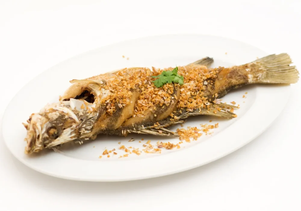 ปลากะพงทอดกระเทียม-DEEP-FRIED-SEA-BASS-WITH-GARLIC.webp