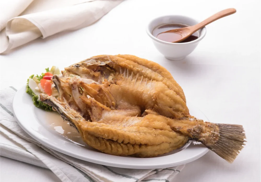 ปลากะพงทอดราดน้ำปลา-DEEP-FRIED-SEA-BASS-WITH-ASSORTED-FISH-SAUCE.webp