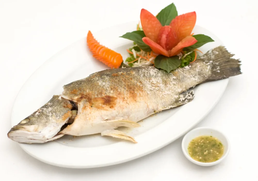 ปลากะพงย่างเกลือ-CHARCOAL-GRILLED-SEA-BASS-WITH-SALT.webp
