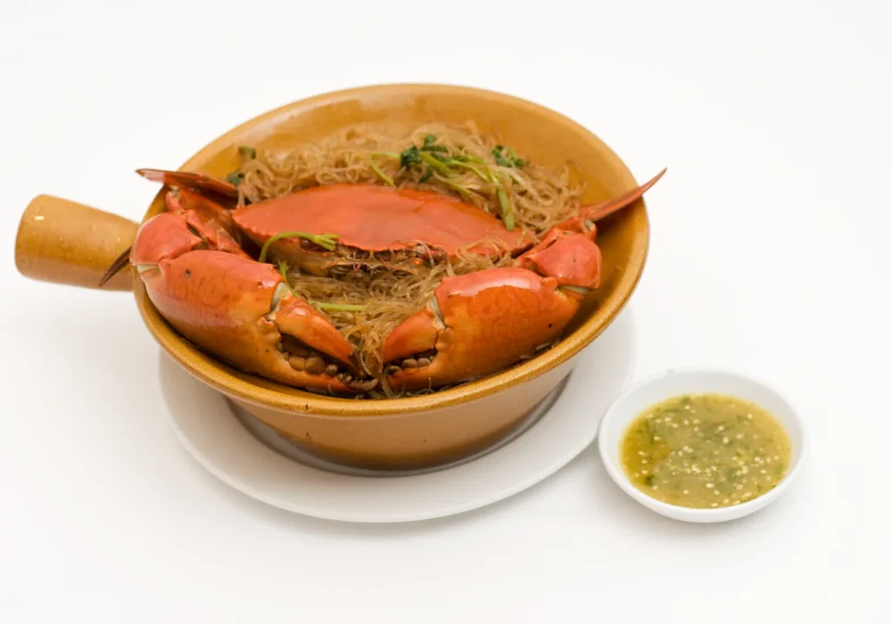 ปูอบวุ้นเส้น-ROASTED-CRAB-WITH-GLASS-NOODLE-IN-HOT-POT.webp