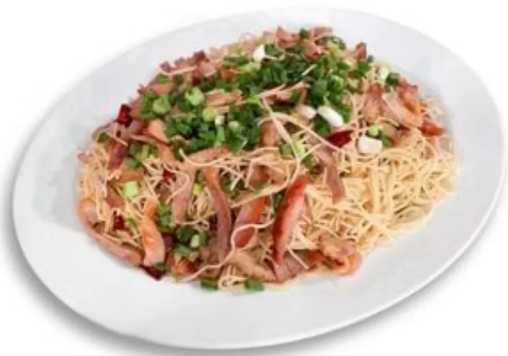 หมี่ซั่วเบตงผัดหมูแดงพริกแห้ง STIR FRIED RICE NOODLE WITH BACON AND BBQ PORK