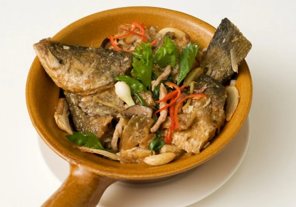หัวปลากะพงอบหม้อดิน-BAKED-SEABASSS-HEAD-WITH-CHINESE-HERB.webp
