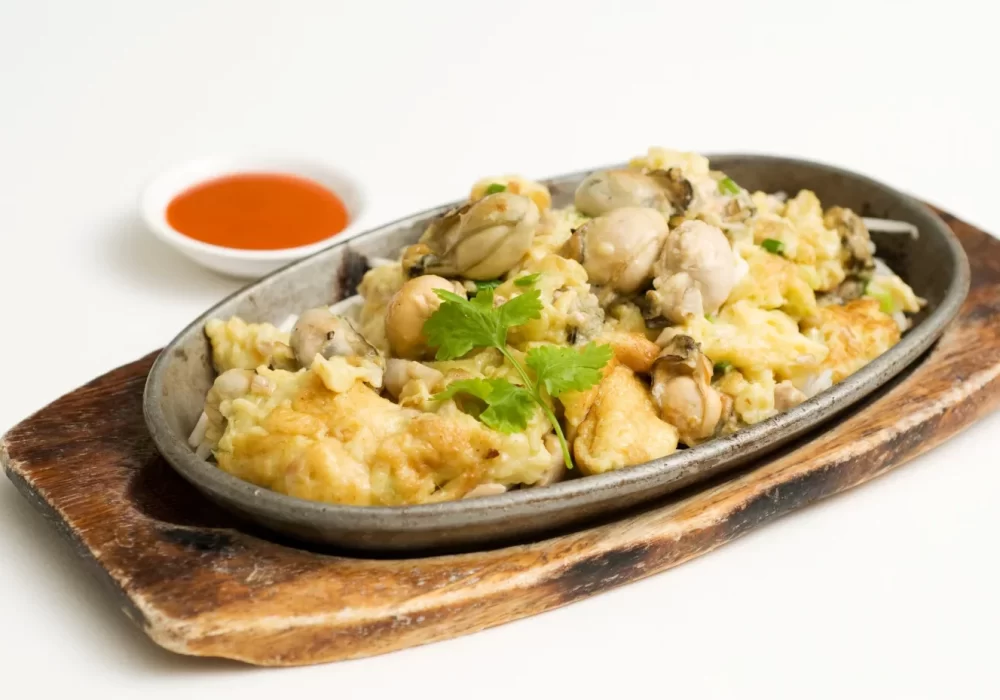 ออส่วน-OYSTER-WITH-SCRAMBLED-EGG-IN-HOT-PAN.webp