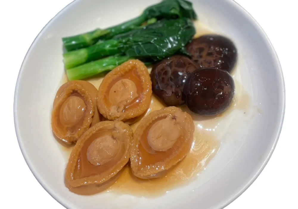 เป่าฮื้อเจี๋ยนน้ำมันหอย BRAISED ABALONE IN OYSTER SAUCE