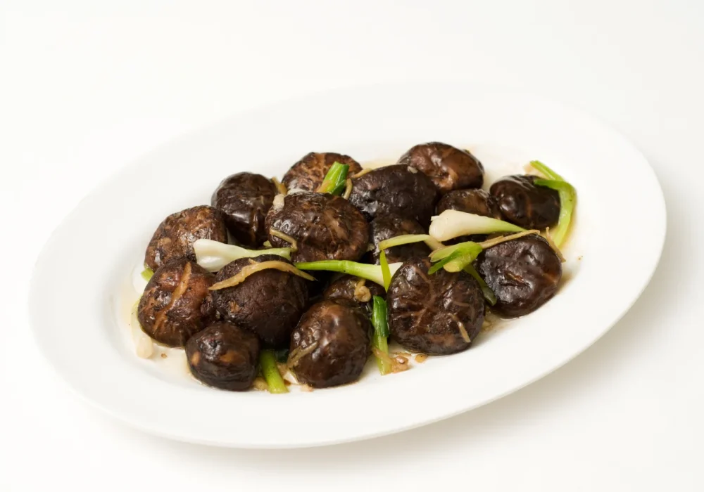 เห็ดหอมสดผัดน้ำมันหอย FRIED FRESH BLACK MUSHROOMS IN OYSTER SAUCE