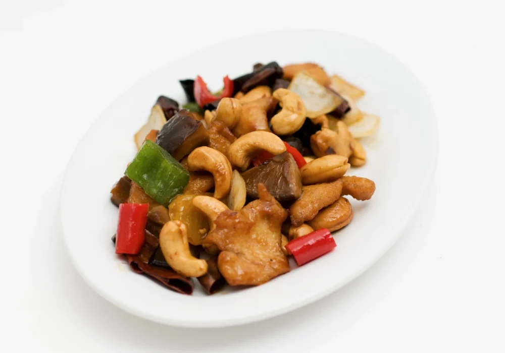 ไก่ผัดเม็ดมะม่วง STIR FRIED CHICKEN WITH CASHEW NUTS